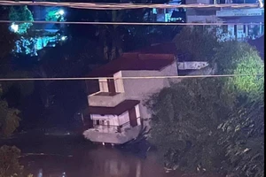 Lạng Sơn: Mưa lớn làm 3 ngôi nhà bị sụt lún xuống sông trong đêm