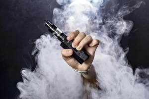 Quảng Ninh: 7 học sinh nhập viện sau khi hút thuốc lá điện tử