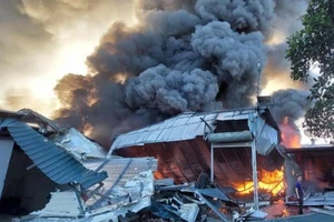 Cháy lớn phá hủy 1 cơ sở sản xuất nhựa ở Quảng Ninh