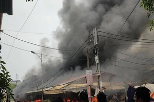 Hưng Yên: Cháy chợ, nhiều ki ốt bị thiêu rụi