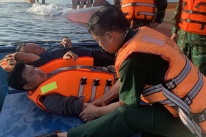 Huy động lực lượng tìm kiếm 1 thuyền viên mất tích ở vùng biển Cát Bà