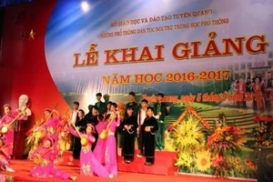 Ông Nguyễn Thiện Nhân phỏng vấn học sinh tại lễ khai giảng 