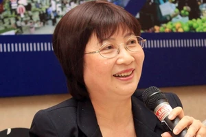 Hàng ngoại tràn ngập siêu thị, lỗi do đâu?