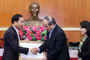 Bí thư Thái Nguyên trao 1 tỉ đồng giúp đồng bào vùng lũ