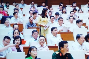 Đại biểu QH được mời lên bục phát biểu