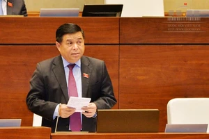 Đại biểu tranh luận với Bộ trưởng Nguyễn Chí Dũng