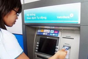 'Phí rút tiền ngân hàng đáng lẽ phải tăng lên 10.000 đồng'