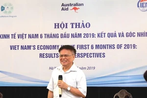 TS Nguyễn Đình Cung: 'Tiền của mình mà cứ đưa cho người khác'