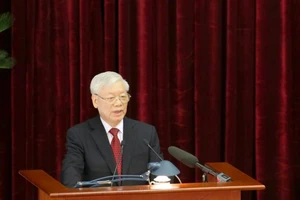 Nhìn từ bục phát biểu không hoa ở Hội nghị Trung ương 11