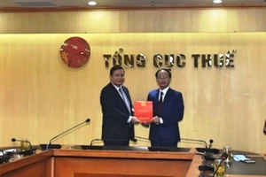 Ông Phạm Đức Thường (phải) khi được trao quyết định bổ nhiệm ngày 24-4 