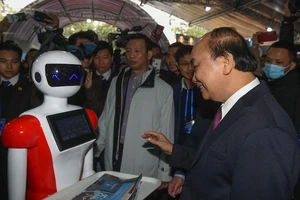 Thủ tướng Nguyễn Xuân Phúc thăm các gian hàng tại triển lãm quốc tế đổi mới sáng tạo Việt Nam 2021. Ảnh: VGP/Quang Hiếu