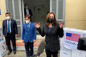 Phó Tổng thống Mỹ thị sát việc giao vaccine phòng COVID-19 trong chuyến thăm Việt Nam cuối tháng 8-2021