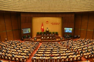 Quốc hội mặc niệm đồng bào tử vong, cán bộ, chiến sĩ hy sinh do COVID