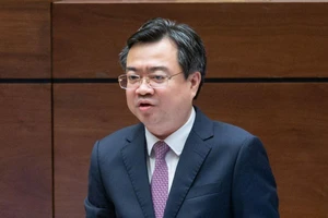 Bộ trưởng Xây dựng lý giải việc người dân căng băng rôn yêu cầu trả sổ hồng