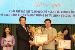 Báo Pháp Luật TP.HCM nhận bằng khen của Bộ trưởng Bộ Tài chính 