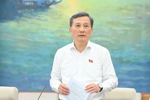 Chủ nhiệm Ủy ban Khoa học, Công nghệ và Môi trường Lê Quang Huy trình bày báo cáo giải trình, tiếp thu