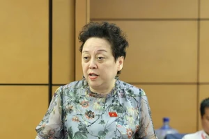 ‘Máy trùm mền, bác sĩ đi tù, bệnh nhân thì qua Singapore chữa bệnh’