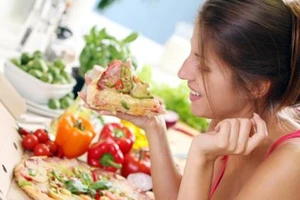 12 thói quen khi ăn uống gây ảnh hưởng xấu cho sức khỏe