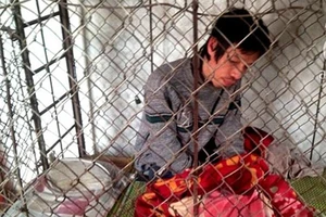 10 năm cay đắng nhốt chồng trong lồng sắt