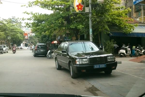 Hàng chục xe ô tô đậu đỗ sai quy định nhưng không bị xử lý