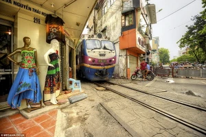 Đường sắt chạy sát khu dân cư ở Việt Nam gây sửng sốt trên báo Anh