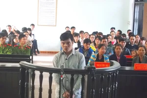 Bị tù vì quăng con mới sinh xuống đất