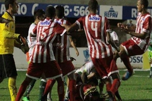 Bạo lực kinh hoàng, cầu thủ đấm đá nhau túi bụi trong trận đấu