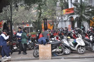 “Phí chồng phí”, bắt dân đóng rồi gửi ngân hàng lấy lãi?