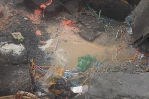 Rác, hàng rong “tấn công” bệnh viện