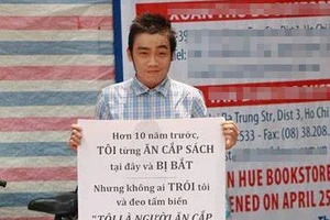 Thanh niên cầm biển ‘tôi từng ăn cắp' phản đối làm nhục nữ sinh