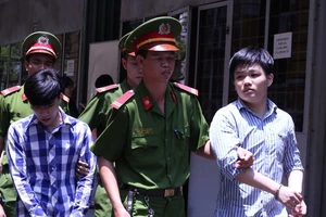 Vô cớ dùng tuốc nơ vít đâm chết người