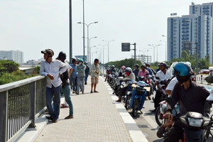 Tắc nghẽn giao thông vì xác người dưới kênh