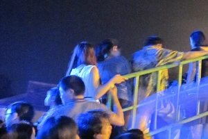 Bán vé tràn lan, khán giả giẫm đạp nhau vì không có chỗ ngồi