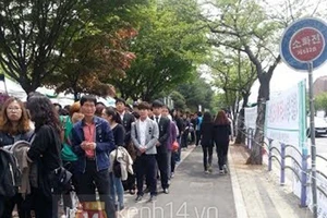 Hàng ngàn người xếp hàng chờ viếng các nạn nhân chìm phà Sewol