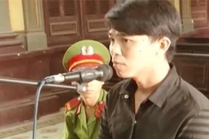 Chồng hiếp dâm hai con riêng của vợ, vợ vẫn xin cho giảm án