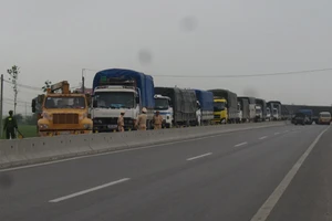 Tài xế xe tải liều lĩnh ép CSGT, ồ ạt vượt trạm