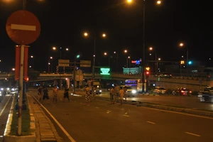 Chơi bóng trên đại lộ Võ Văn Kiệt