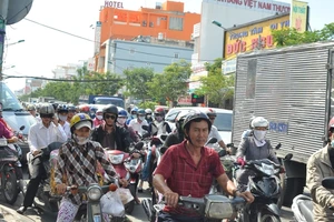 Xe đầu kéo “hạ đo ván” barie trên cầu Tân Thuận 1