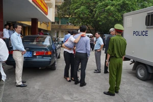 Sau tuyên án, vợ Dương Chí Dũng chậm nước mắt động viên chồng 