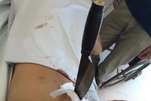 Bị chém nhầm, nam thanh niên nhập viện với con dao đâm xuyên mông