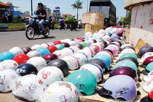 Từ 1/7 sẽ xử phạt việc đội mũ bảo hiểm rởm