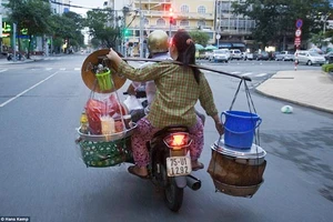 Những kiểu chở hàng chỉ có ở Việt Nam dưới mắt người nước ngoài