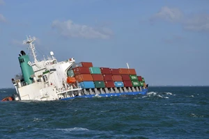 Vũng Tàu: Trục vớt thành công tàu chở hàng trăm container bị chìm