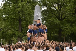 Truyền thống leo cột mỡ thú vị của hải quân Mỹ 