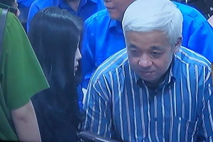 Phút gặp vợ ngắn ngủi của bầu Kiên