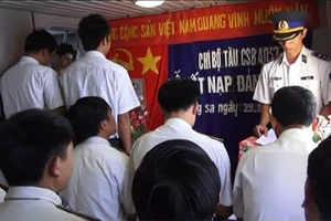 Lễ kết nạp Đảng giữa Hoàng Sa của thiếu úy tàu cảnh sát biển 