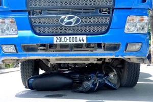 Bị cuốn vào gầm xe bồn, 2 thanh niên tử vong 