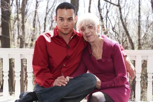 Sốc: Chàng phi công 31 tuổi yêu bà già 91 tuổi