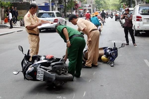 Truy đuổi ôtô đâm loạt xe máy ở trung tâm Sài Gòn