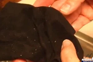 Ngồi rửa bát tá hỏa thấy vàng chảy ra từ vòi nước